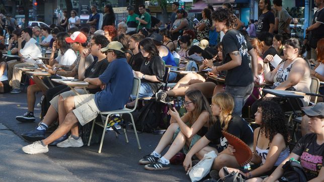 suspendieron la clase publica frente a la casa de manuel adorni por las condiciones climaticas