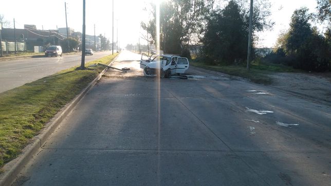 viajaban borrachos, se incrustaron contra un poste y terminaron en el hospital