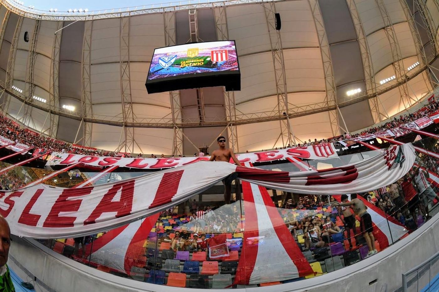 Hinchas Estudiantes Trofeo de Campeones.jpeg