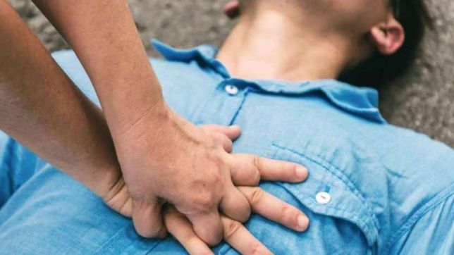 un platense aspirante a guardavidas logro mantener a salvo a un hombre a punto de morir