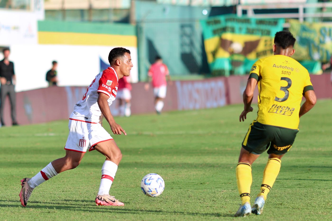 Tiago Palacios fue uno de los jugadores que cambió Eduardo Domínguez.