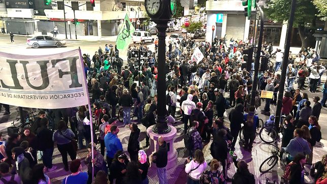 con un cacerolazo en 7 y 50, vecinos apoyaron a los jubilados y repudiaron la represion en el congreso