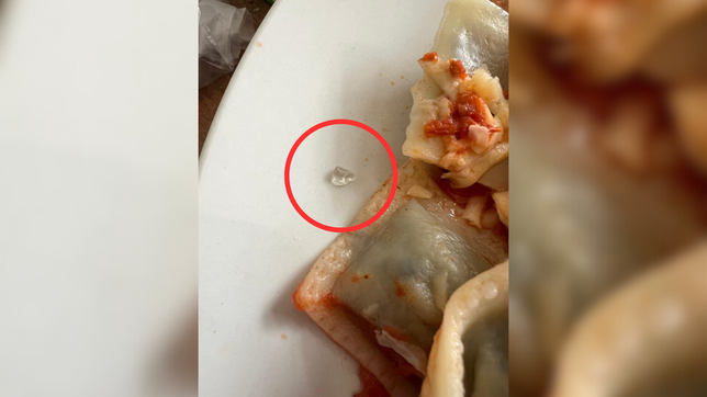 un joven compro ravioles en una casa de pastas de la plata y adentro tenian trozos de vidrio