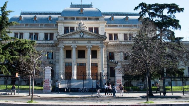 con obras de seis artistas, vuelve al senado provincial la exposicion de arte creado por sus propios trabajadores