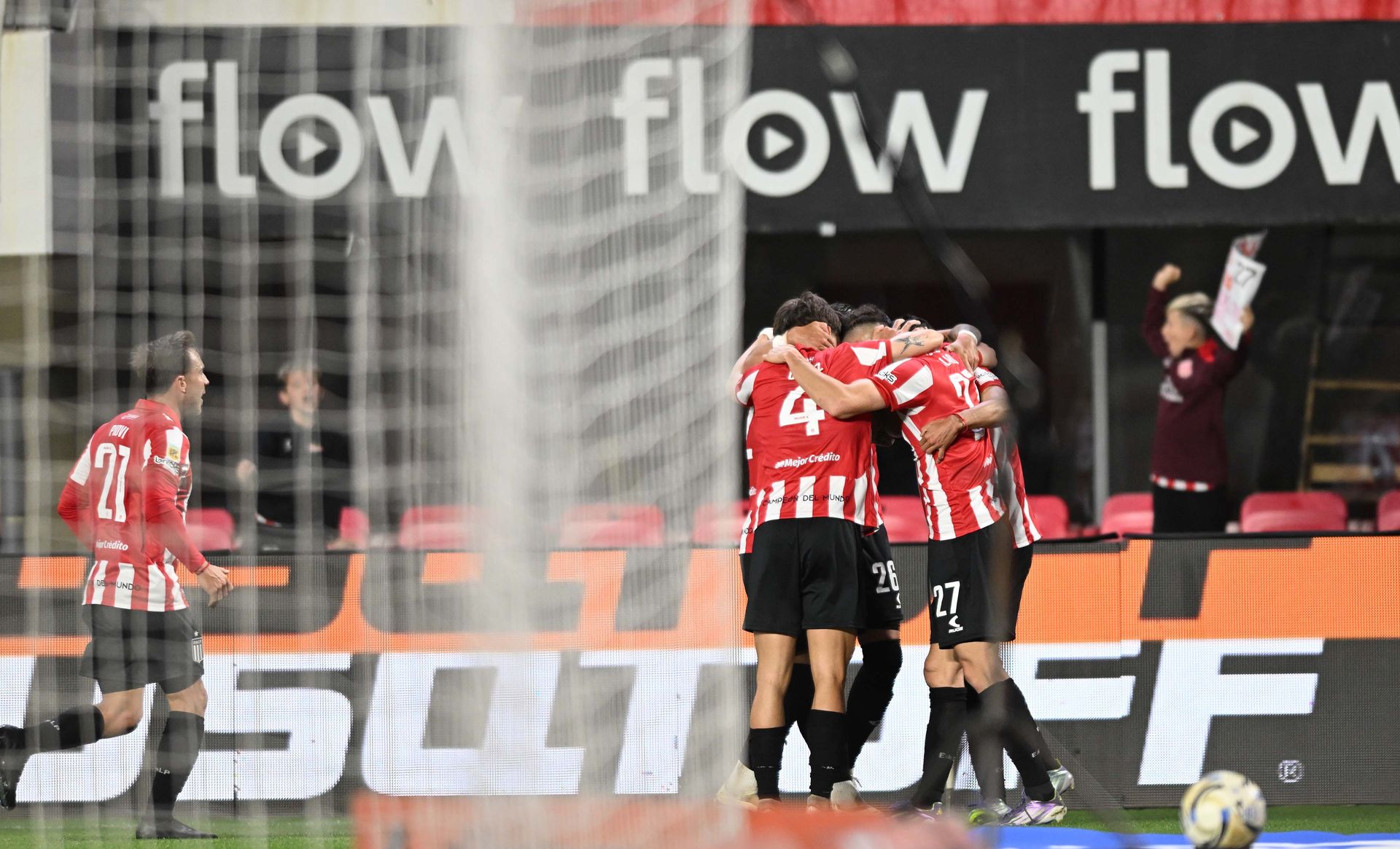 Estudiantes Defensa y Justicia festejo gol (2)