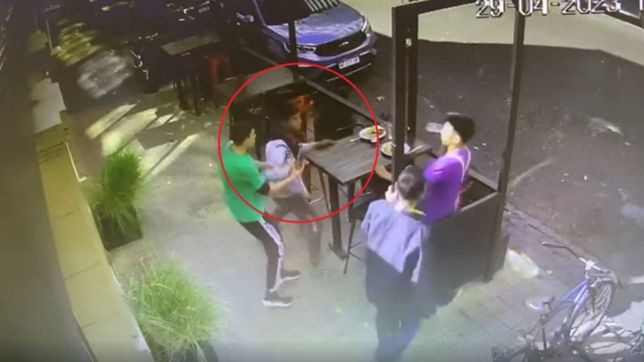 video: casi apunalan al mozo de un bar de la plata en medio de una pelea con trapitos