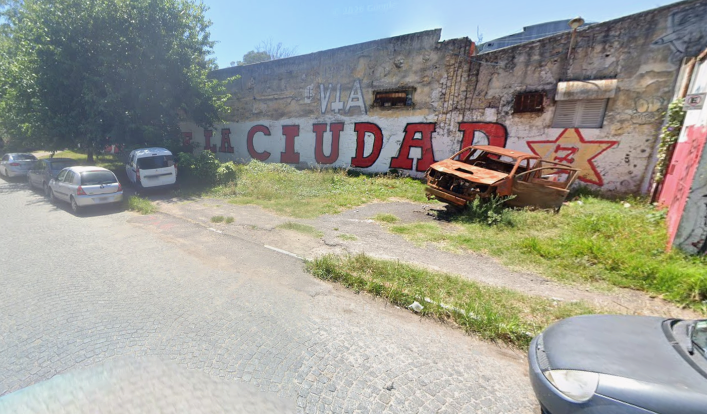 Los viejos galpones ocupan una franja de unos 30 metros sobre calle 58 en el Bosque