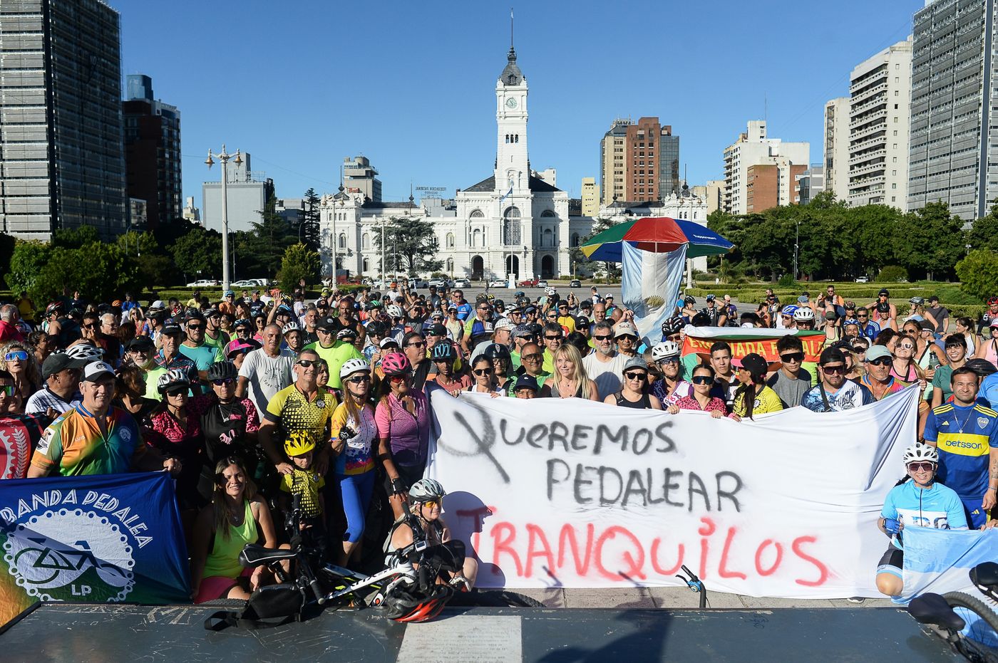 Movilización ciclistas Plaza Moreno (12).jpeg