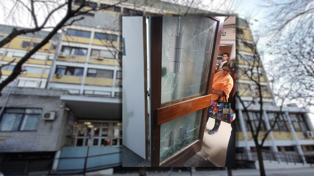 una mujer rompio una puerta de vidrio en el hospital rossi porque tardaban en atenderla