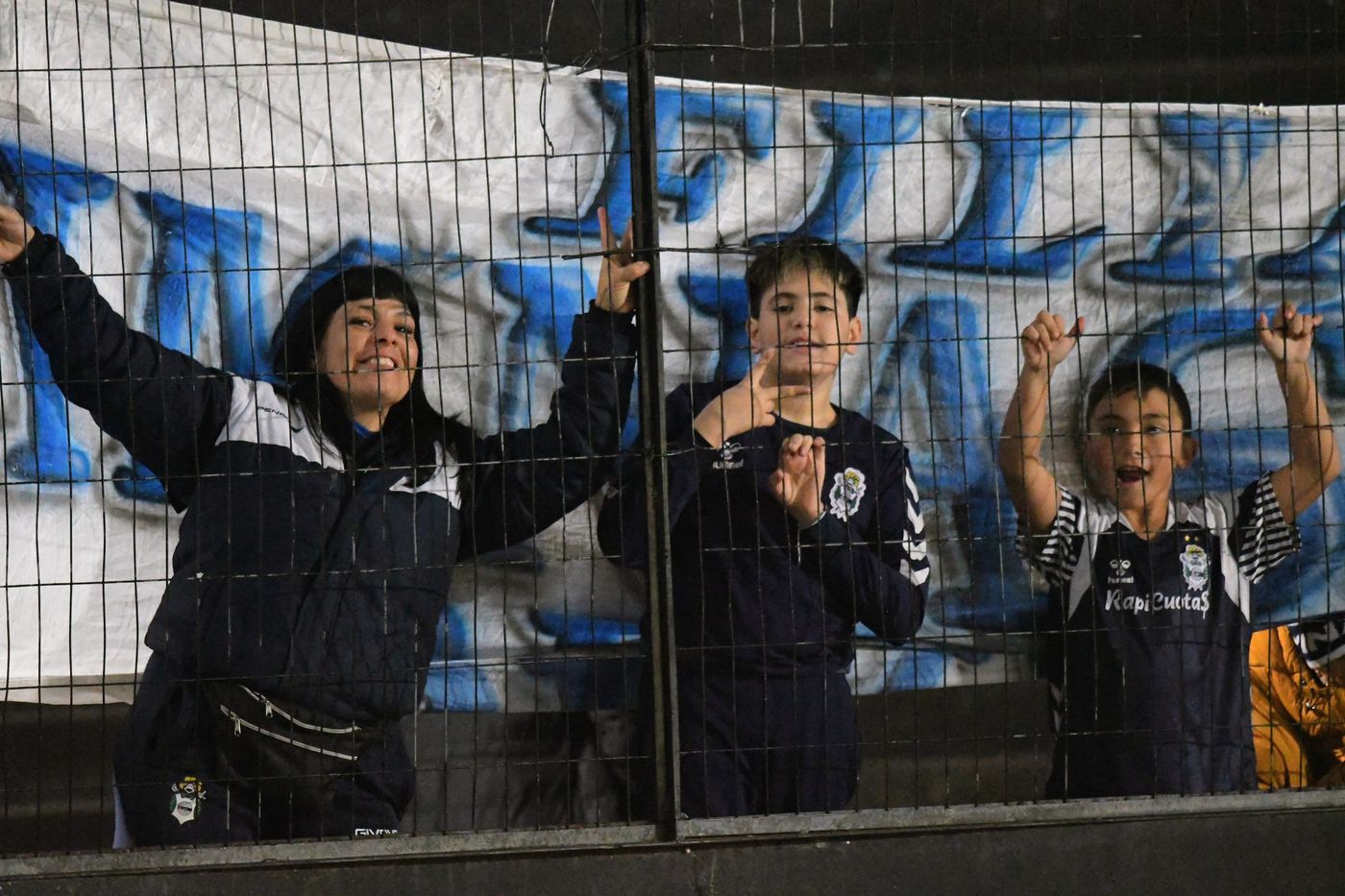 Hinchada Gimnasia Copa Argentina Atlético Tucumán (11).jpeg