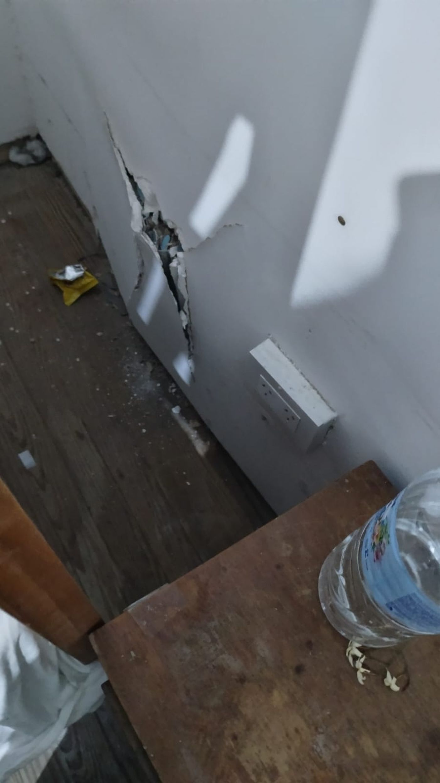 El choque también daño la pared de una de las habitaciones