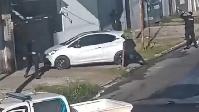 detienen a un historico barrabrava que se tiroteo con ocho policias desde la terraza de su casa