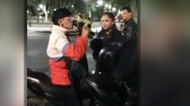 video: escandalo con una motociclista en medio de un control de transito en la plata