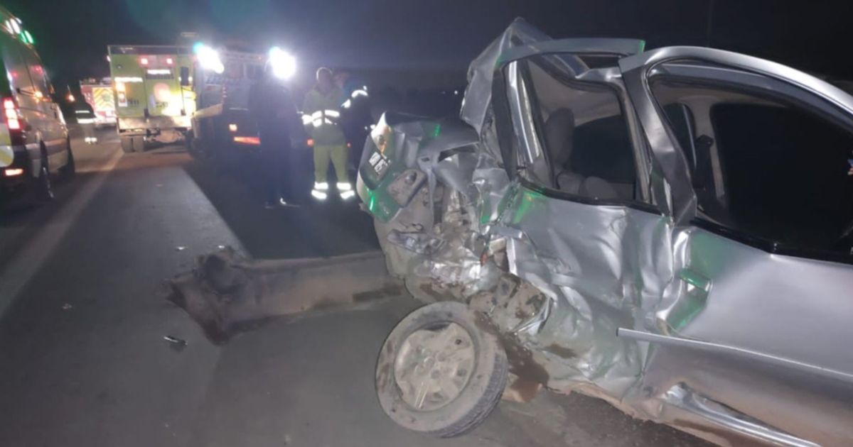 Tremendo choque entre una camioneta y un auto en La Plata