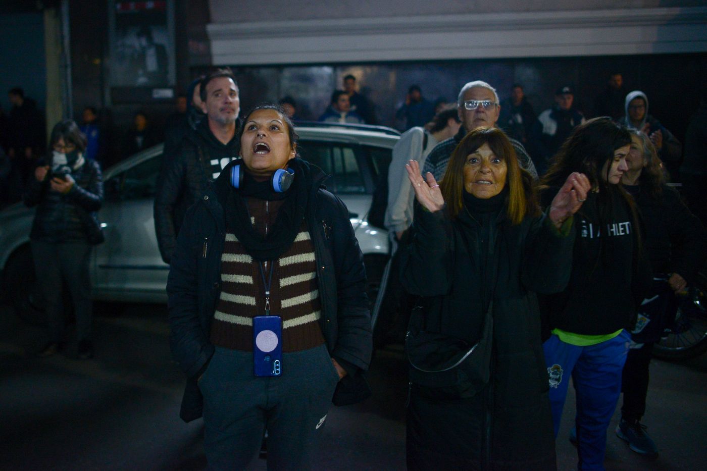 Reclamo hinchas sede Gimnasia (1).jpg