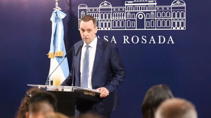 Sin dar detalles de su situación judicial, Adorni retomó las conferencias con anuncios