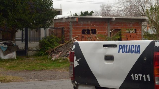 balas de goma, gases, piedrazos y cuatro policias heridos tras un allanamiento en la plata