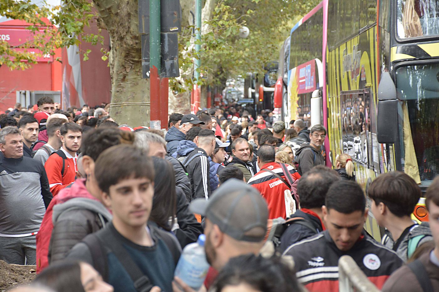 Hinchas de Estudiantes movilizan a la final con Vélez en Santiago del Estero (17).jpg