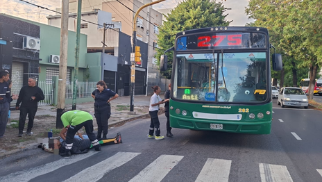 Discutía con su pareja, cruzó la calle sin mirar y lo atropelló un micro Discutía con su pareja, cruzó la calle sin mirar y lo atropelló un micro