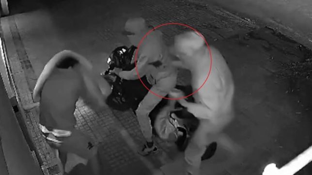 video: motochorros armados atacaron a un joven para robarle la campera y su mochila