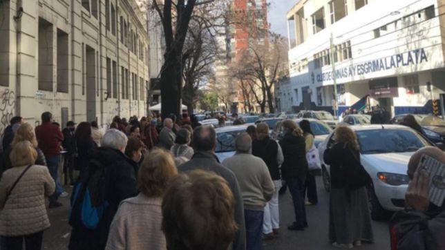 un vacunatorio de la plata desbordo de gente y tuvieron que reprogramar los turnos