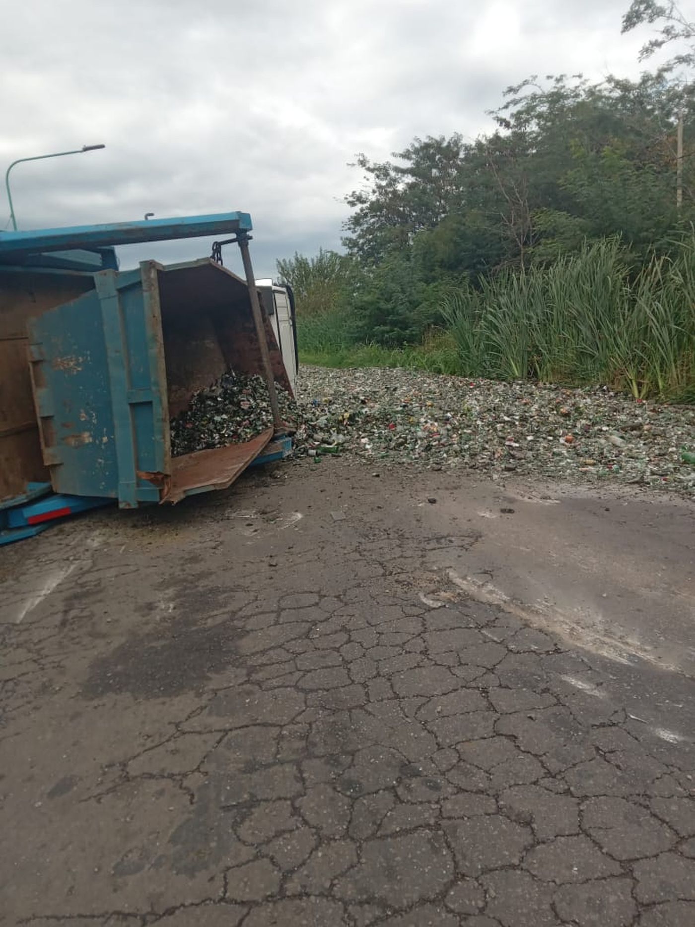 Así quedó el camión tras el accidente. Los conductores de ambos vehículos fueron atendidos por el SAME La Plata Así quedó el camión tras el accidente. Los conductores de ambos vehículos fueron atendidos por el SAME La Plata