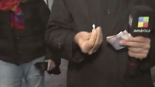 el insolito video que muestra a un movilero de television comprando drogas en vivo
