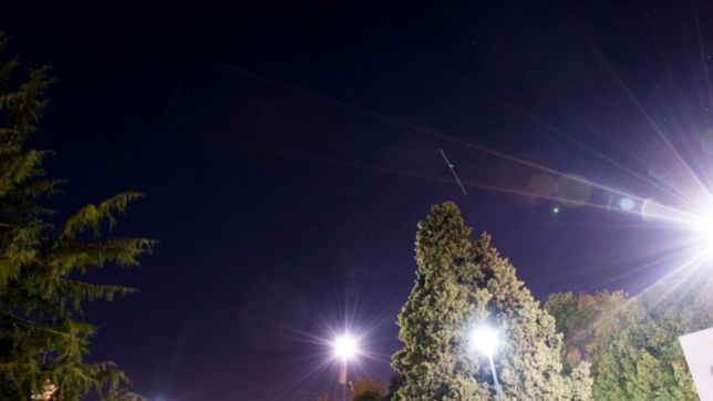 un fenomeno luminico azoto el cielo en la ciudad y un fotografo platense lo retrato