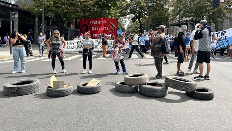 Manifestantes coparon el centro de La Plata y marcharon contra el ajuste de Milei y Kicillof Manifestantes coparon el centro de La Plata y marcharon contra el ajuste de Milei y Kicillof