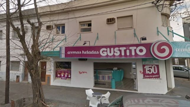 estaciono su moto para ir a comprar helado y cuando volvio se la habian robado