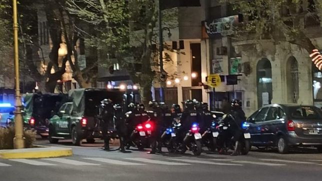 video: fuerte operativo policial para sacar las mesas de las cervecerias en diagonal 74