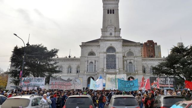 cooperativistas acampan por 72 horas en plaza moreno y el transito es un caos en la plata