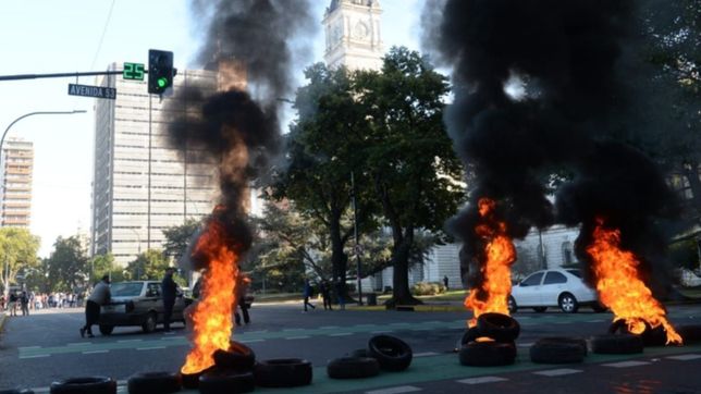 gomas quemadas y corte de transito por un reclamo frente a la municipalidad