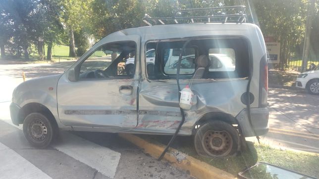 una beba de 6 meses termino en el hospital tras un fuerte choque entre una camioneta y un 273