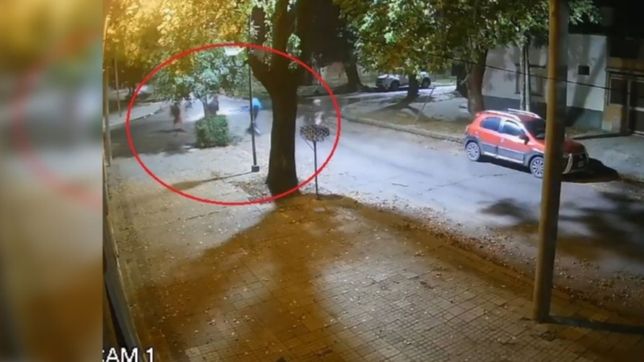 video: asaltaron a dos jovenes, le gatillaron a uno y de milagro no salio el tiro