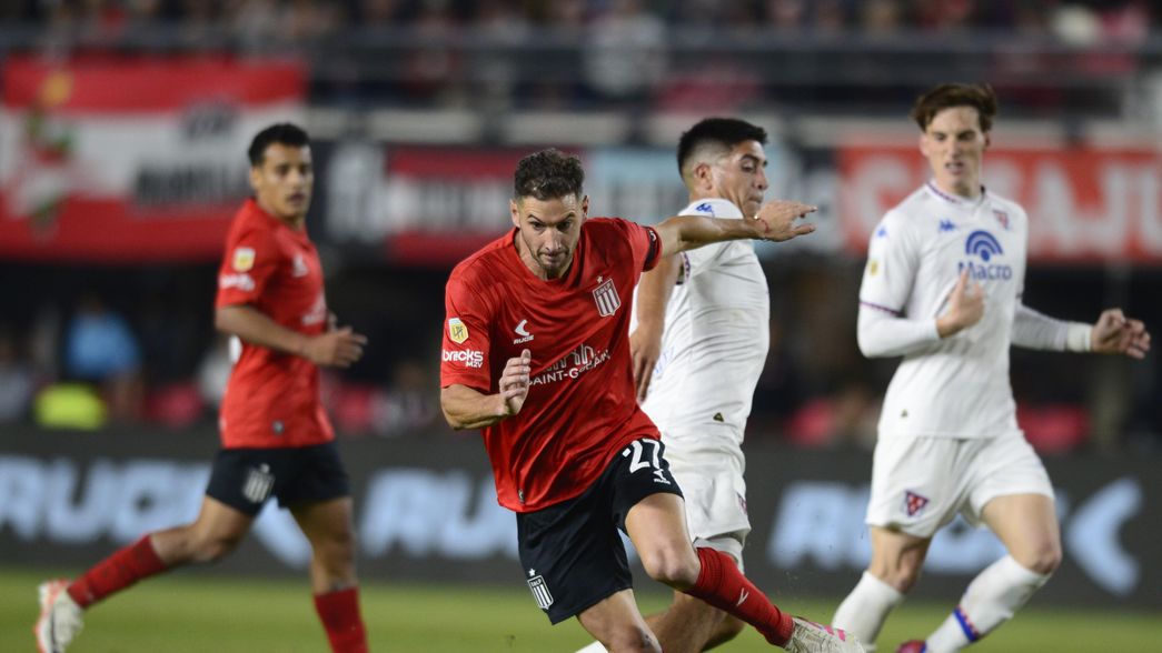 Alario despertó el interés de un grande de Argentina mientras el Pincha define su futuro