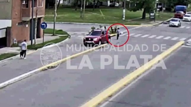 video: atropello a un peaton haciendo marcha atras con su camioneta en villa castells