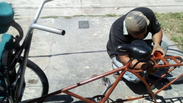 crearon una bicicleta especial para un chico discapacitado en ensenada
