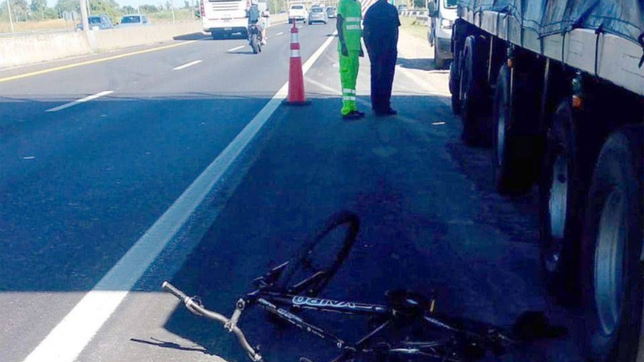un ciclista choco contra un camion frenado en plena autopista y termino fracturado