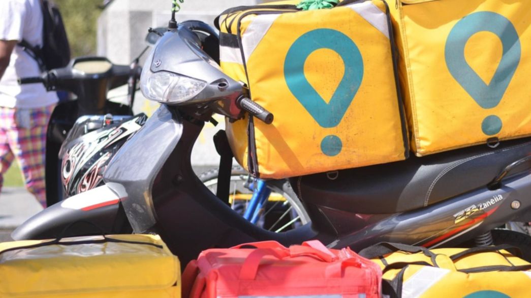 Repartidores casi linchan a un ladrón que quiso robarles y les quemó una moto en La Plata