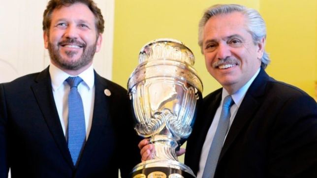 fernandez le entrego al jefe de la conmebol el protocolo para la copa america en argentina