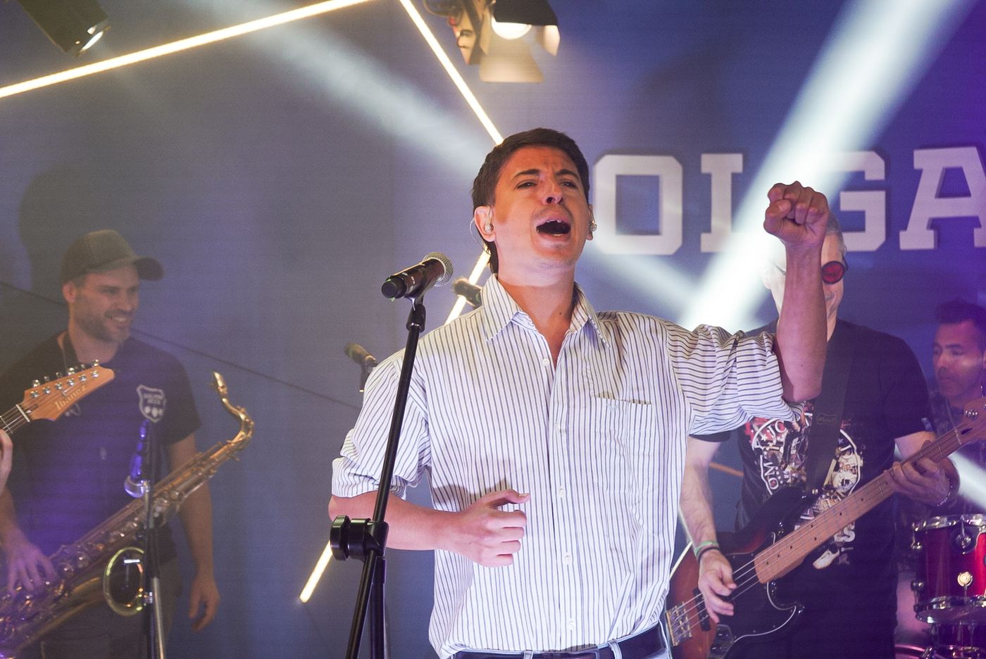 Santiago Núñez, puño en alto, como el Indio Solari. Rey Garufa toca en La Plata