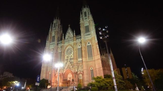 la catedral platense recibe las pascuas con nuevas luces led