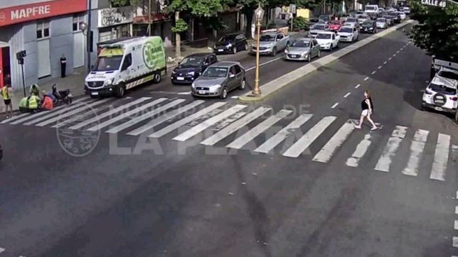 video: un motociclista termino en el hospital tras chocar contra un auto en barrio norte