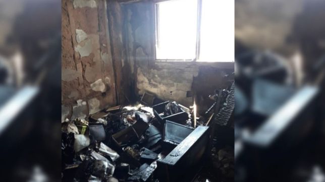 inhabitable: asi quedo el interior del departamento incendiado en el centro platense