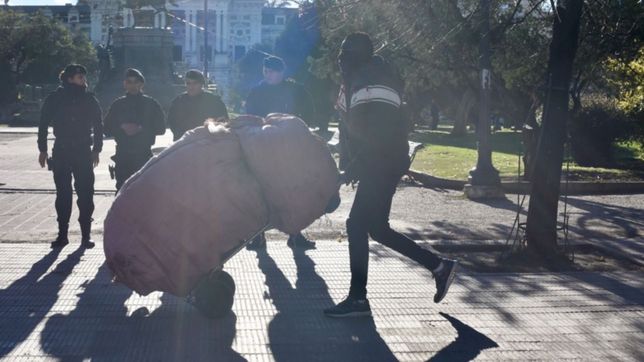 sigue la tension entre manteros y policias: asi amanecio la plaza san martin