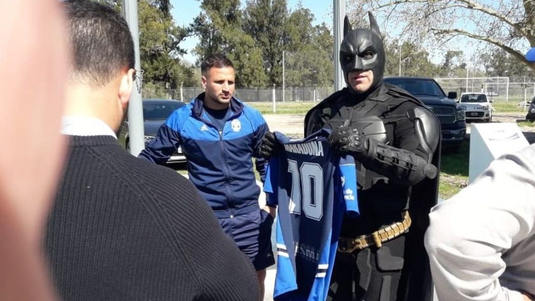 Gimnasia y Estudiantes recibieron a Batman, que ahora va a sortear las camisetas firmadas