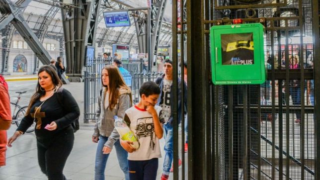 instalaran un desfibrilador en la estacion de trenes de la plata
