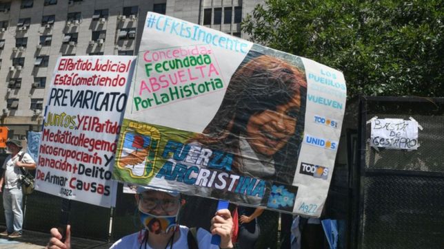 militantes y dirigentes que respaldan a cristina concentran en comodoro py