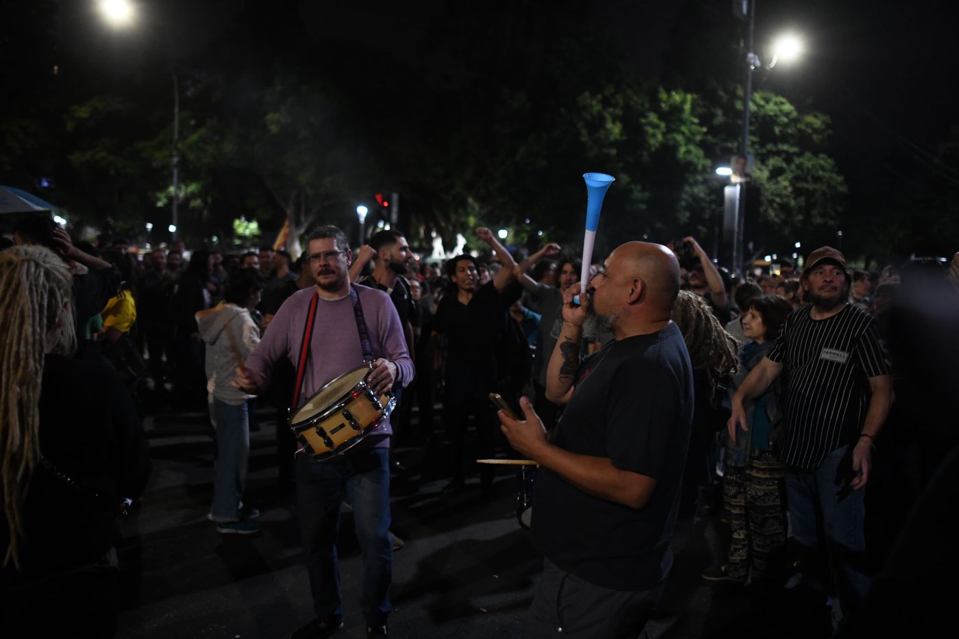 Vecinos se agruparon con cacerolas a manifestar su descontento contra Javier Milei, en lo que se denominó como un nuevo cacerolazo.